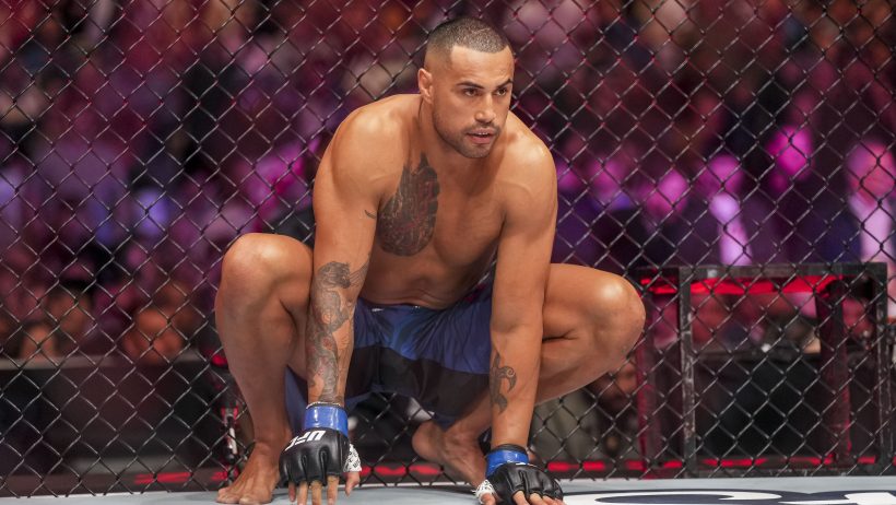 Carlos Ulberg gets ready to start his fight vs Jan Blachowicz.