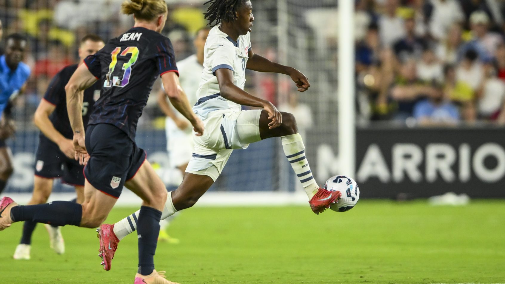 JOHAN-MANZAMBI-MEIO-CAMPISTA-FREIBURG-EM-ACAO-PELA-SELECAO-SUICA-CONTRA-ESTADOS-UNIDOS