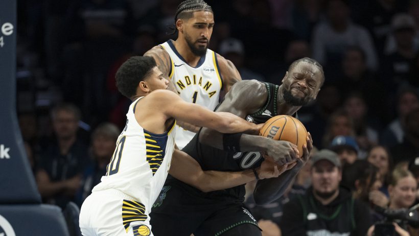 Julius Randle guarded by the Pacers