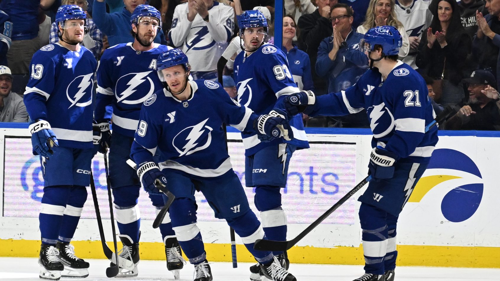 Jake Guentzel celebrates a goal with his Lightning teammates.