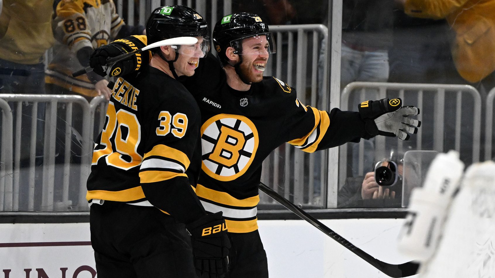 Elias Lindholm goal celebration