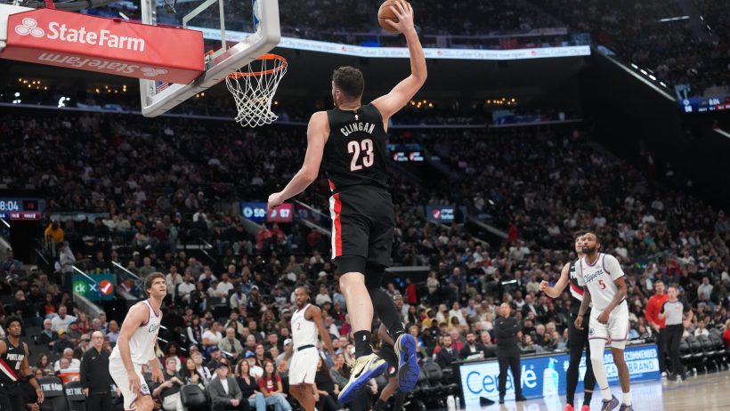 Donovan Clingan dunks the ball.