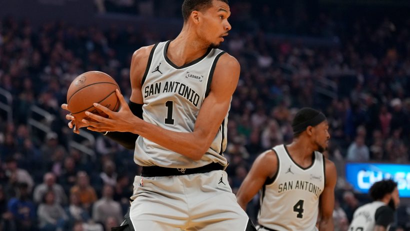 Victor Wembanyama grabs rebound