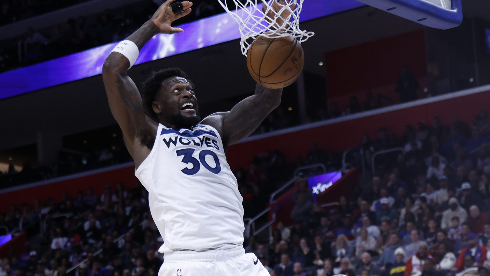 Julius Randle goes in for a dunk in a game versus the Pistons.