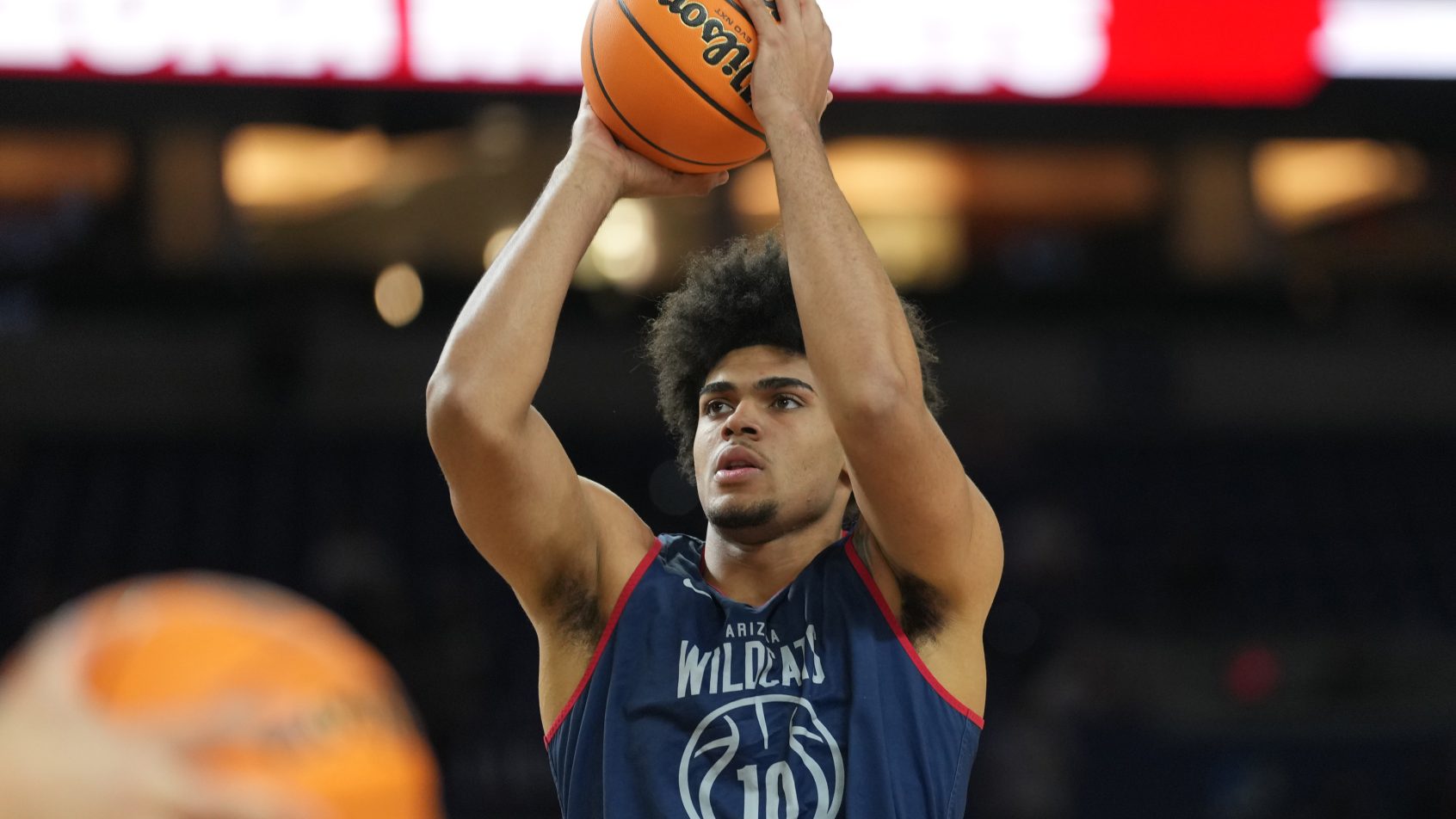 Arizona Wildcats forward Koa Peat shoots the basketball