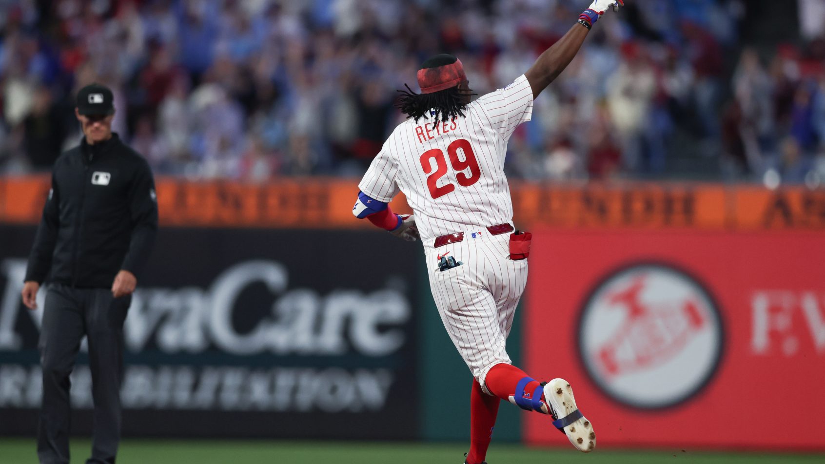 Philadelphia Phillies outfielder Felix Reyes rounding the bases