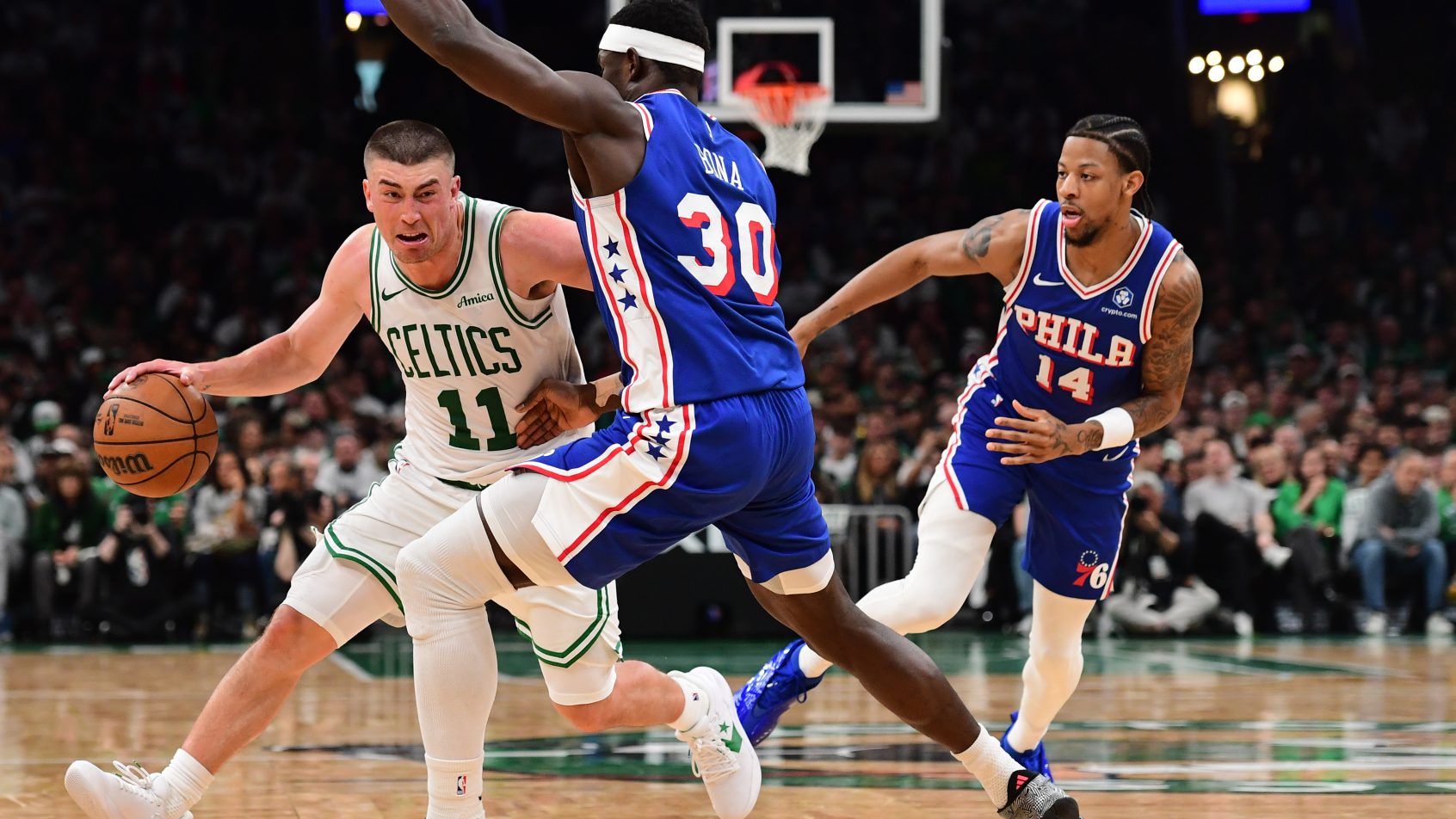 Adem Bona defends guard Payton Pritchard