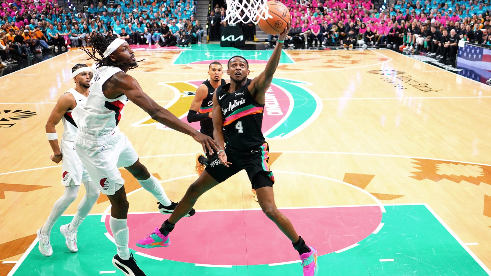De’Aaron Fox attempts a layup
