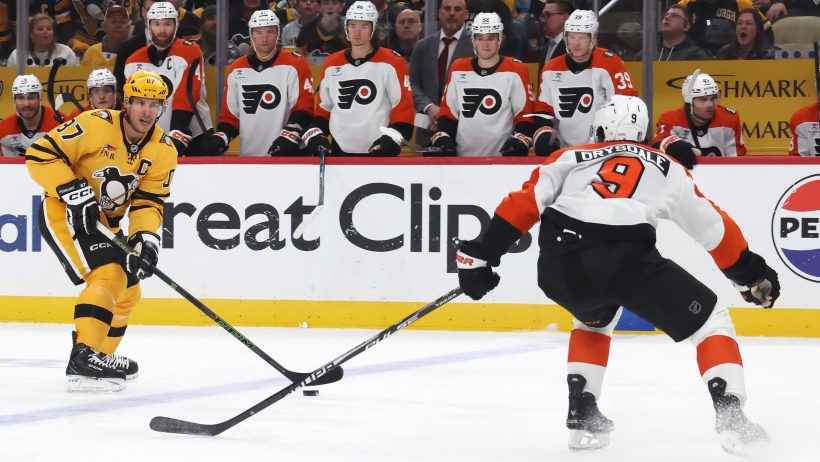 Sidney Crosby looks to score against the Flyers