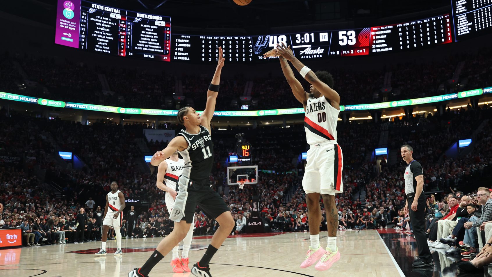 Scoot Henderson shoots a three-pointer