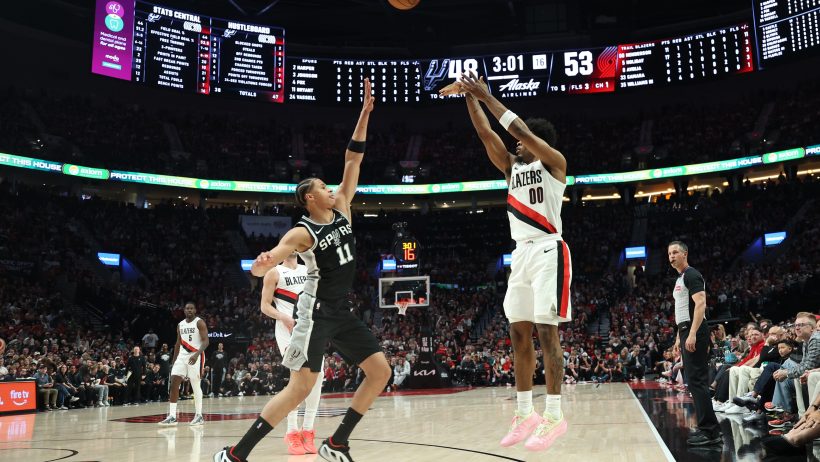 Scoot Henderson shoots a three-pointer