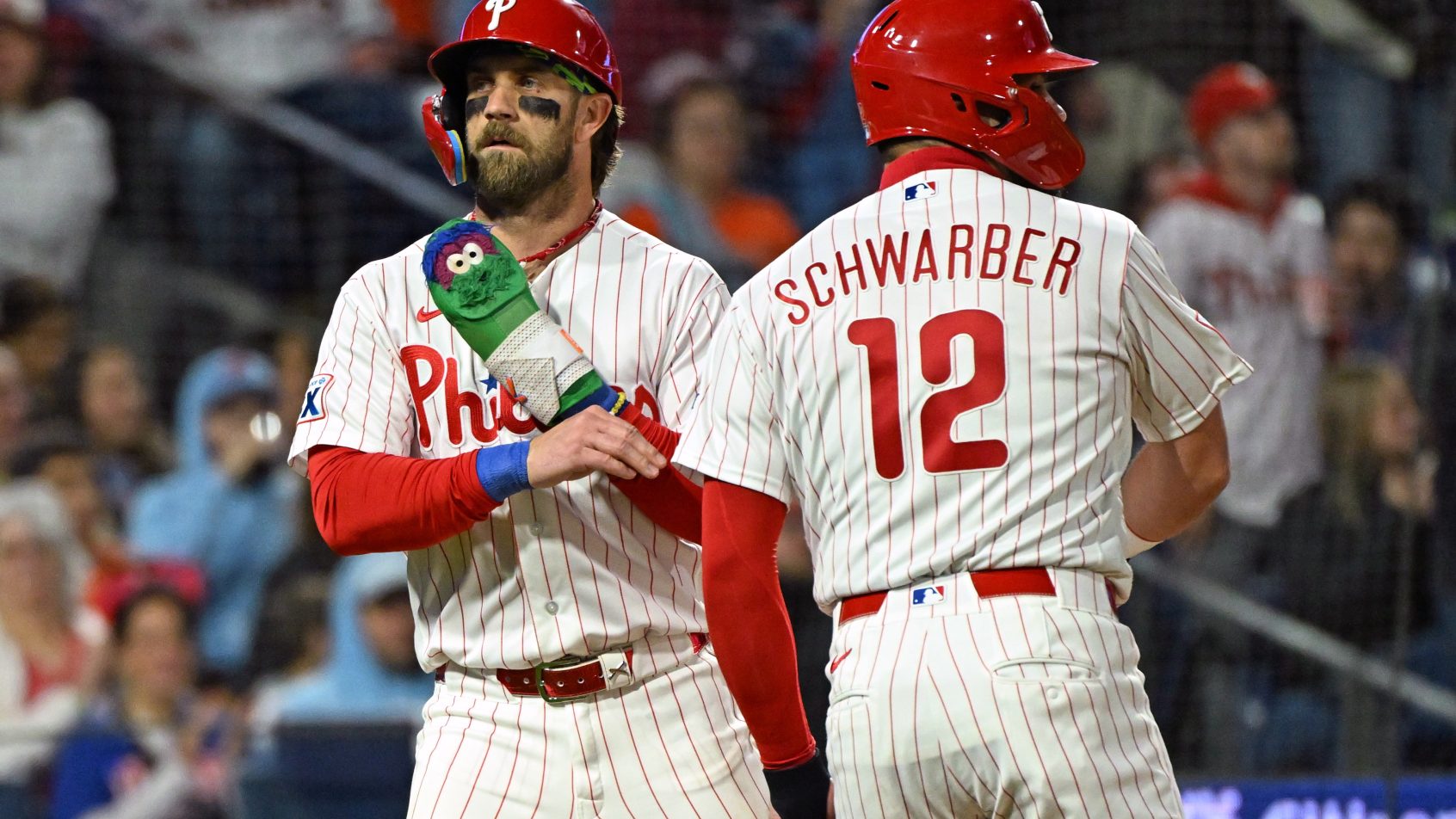 Kyle Schwarber and first baseman Bryce Harper talk during their game