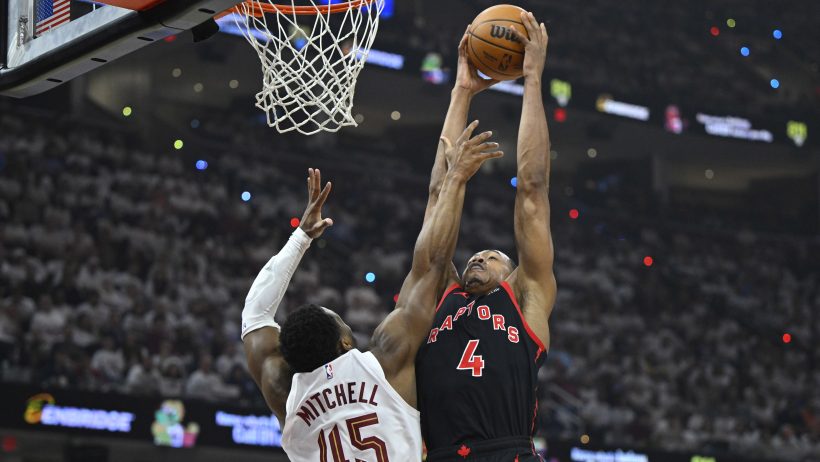 Scottie Barnes dunking over Donovan Mitchell