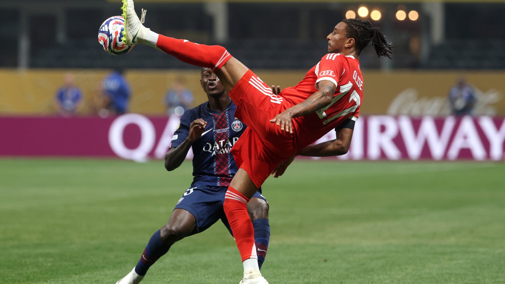 MICHAEL-OLISE-DISPUTA-BOLA-COM-NUNO-MENDES-NAS-QUARTAS-DE-FINAL-ENTRE-BAYERN-DE-MUNIQUE-E-PSG-NO-MUNDIAL-DE-CLUBES-DA-FIFA
