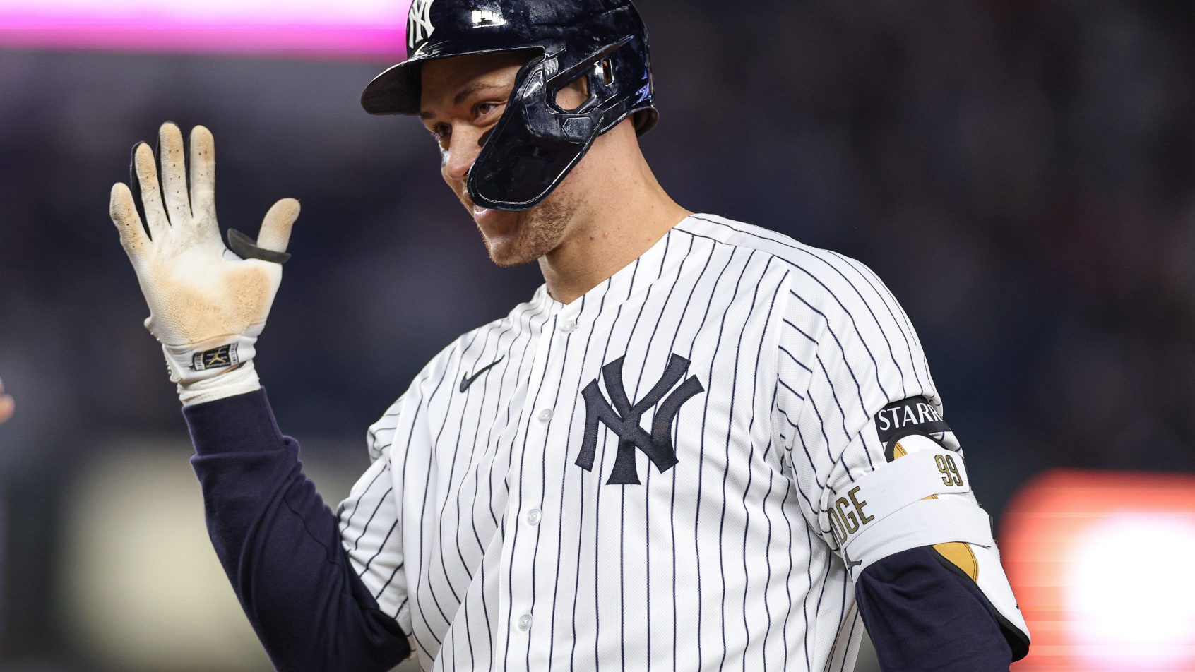 Aaron Judge holding right hand up