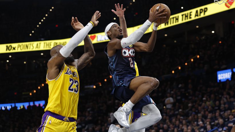 Shai Gilgeous-Alexander drives to the hoop versus the Lakers.
