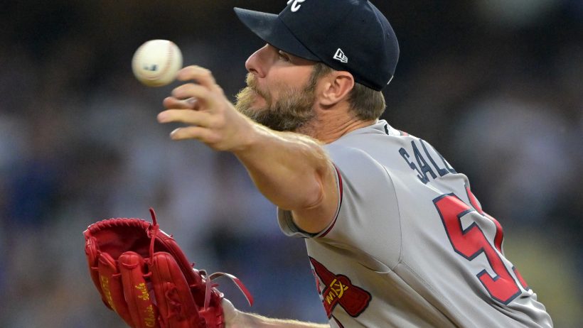 Chris Sale delivers a pitch against the Dodgers.