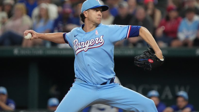 Jacob deGrom throws to the plate