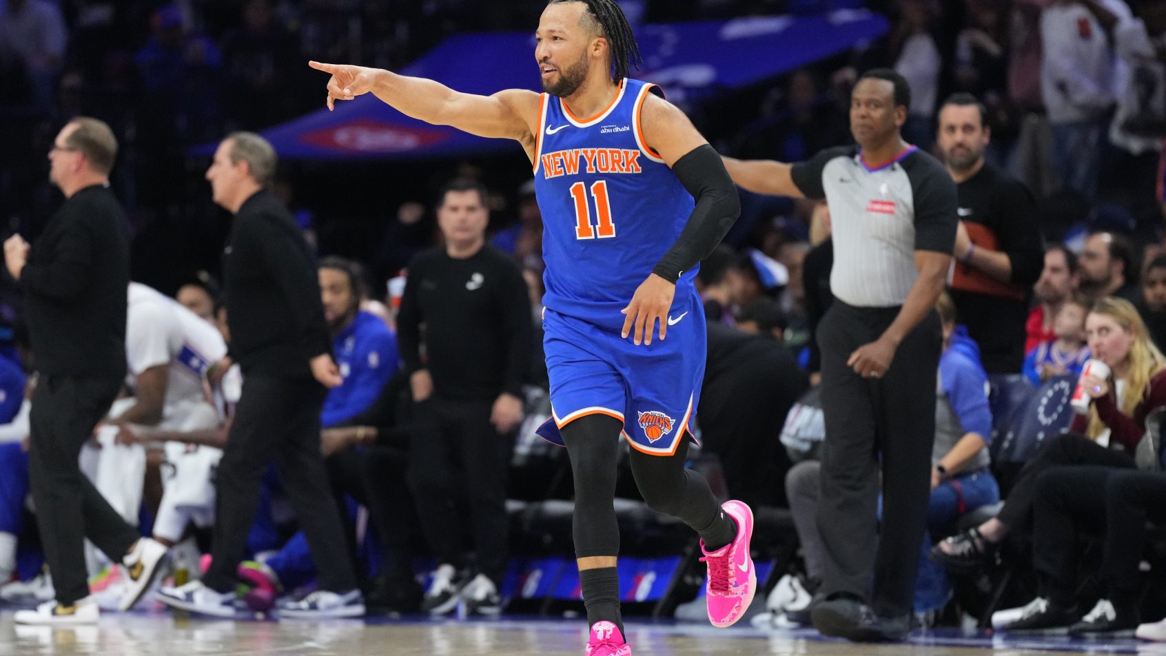 Jalen Brunson pointing