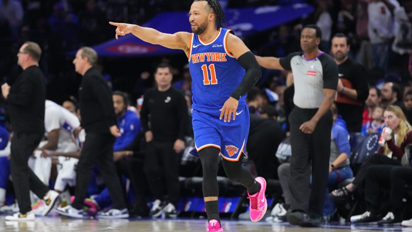 Jalen Brunson pointing