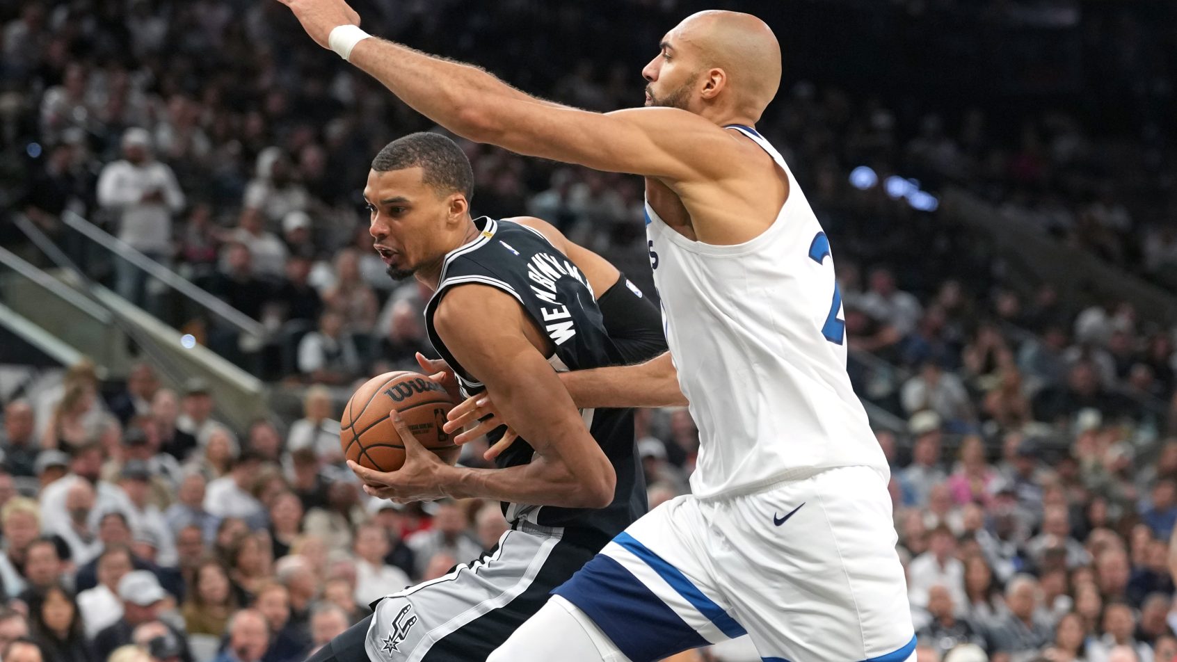 VICTOR-WMBANYAMA-SAN-ANTONIO-SPURS-CONTRA-RUDY-GOBERT-MINNESOTA-TIMBERWOLVES-PLAYOFFS-NBA