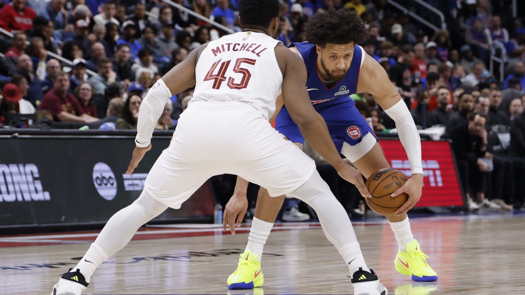 Donovan Mitchell guards Cade Cunningham