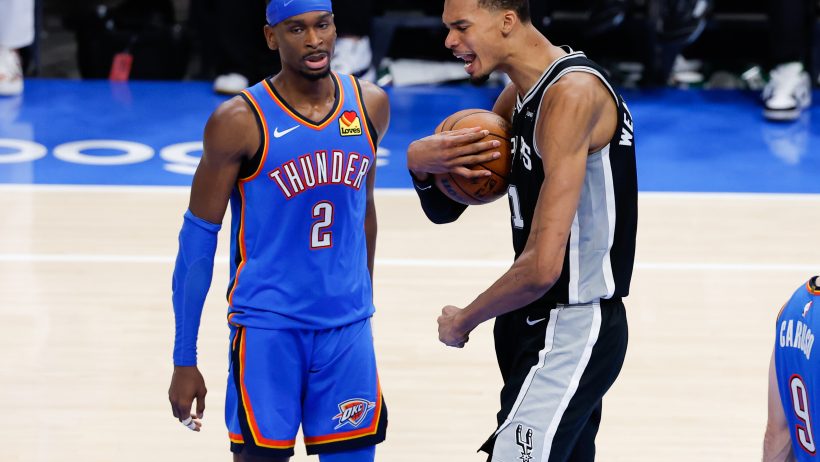 Victor Wembanyama celebra para los Spurs ante el Thunder.
