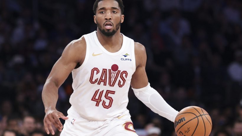 Donovan Mitchell dribbling