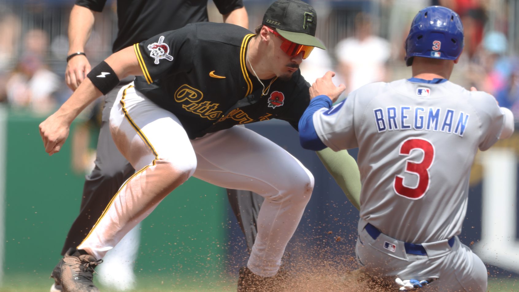 Konnor Griffin swipes a tag on Alex Bregman during a Cubs vs Pirates game.