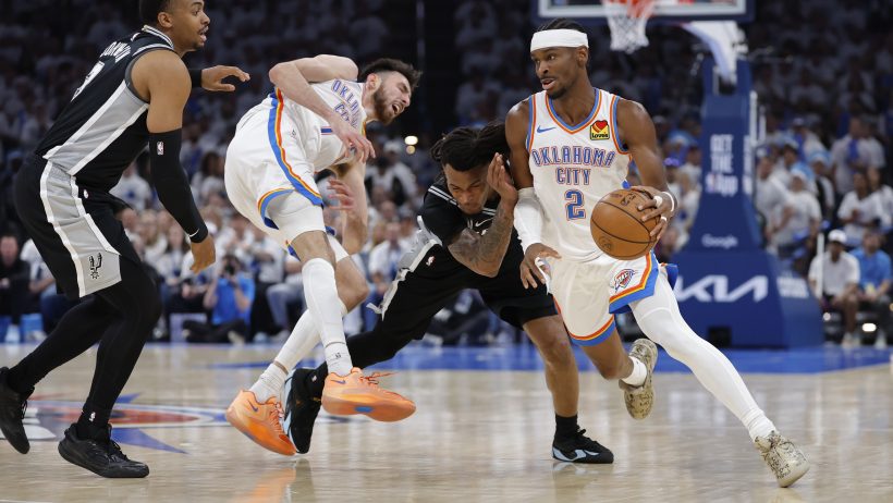 Shai Gilgeous-Alexander uses a screen to attack the Spurs basket.