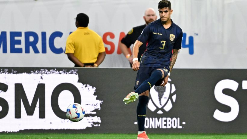 Piero Hincapie playing a pass for Ecuador.