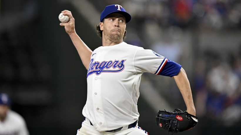 Jacob deGrom delivers a pitch versus the Astros.
