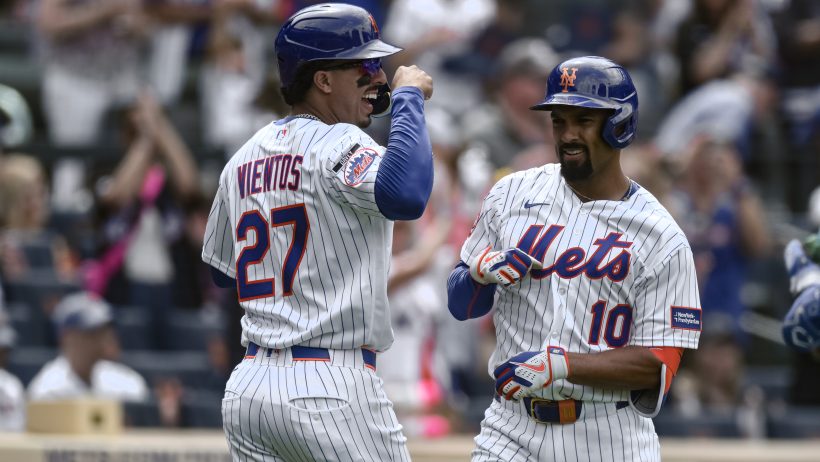 The Mets celebrate a home run versus the Marlins.