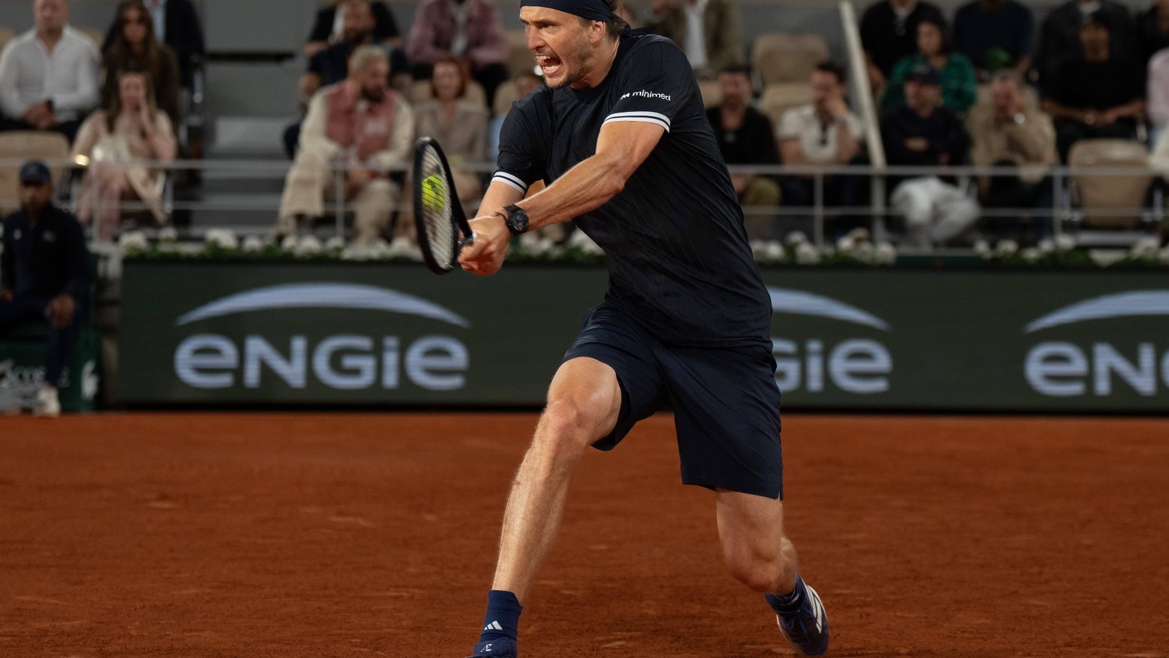 Alexander Zverev hitting a backhand