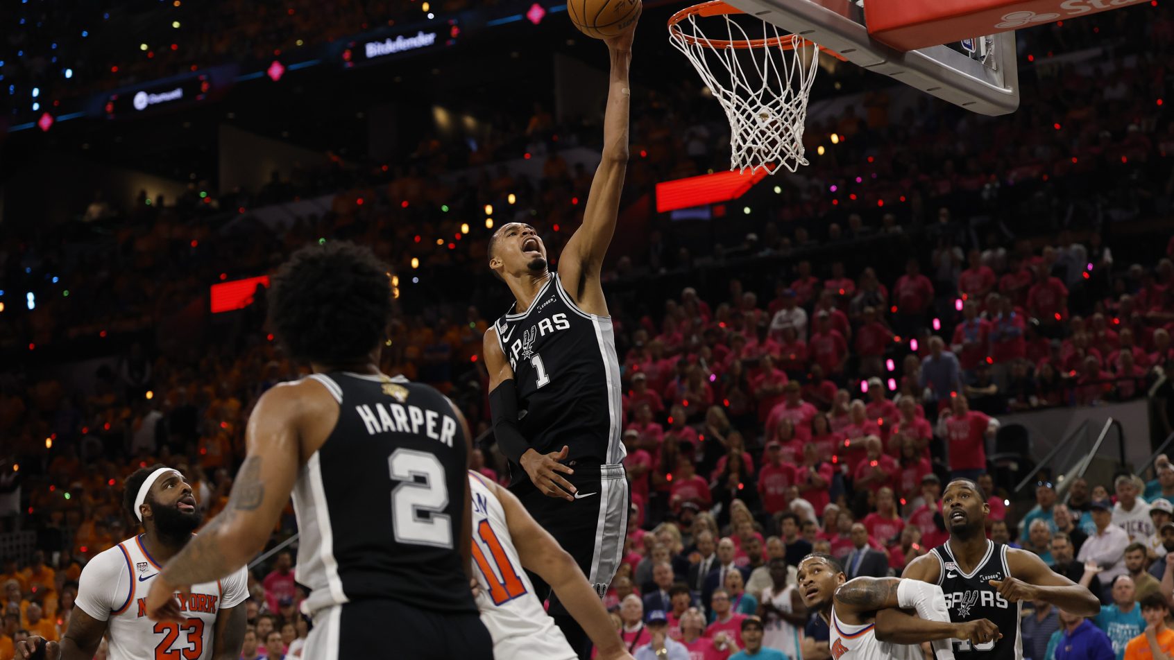 VICTOR-WEMBANYAMA-NO-PRIMEIRO-JOGO-DAS-FINAIS-DA-NBA-ENTRE-SAN-ANTONIO-SPURS-E-NEW-YORK-KNICKS