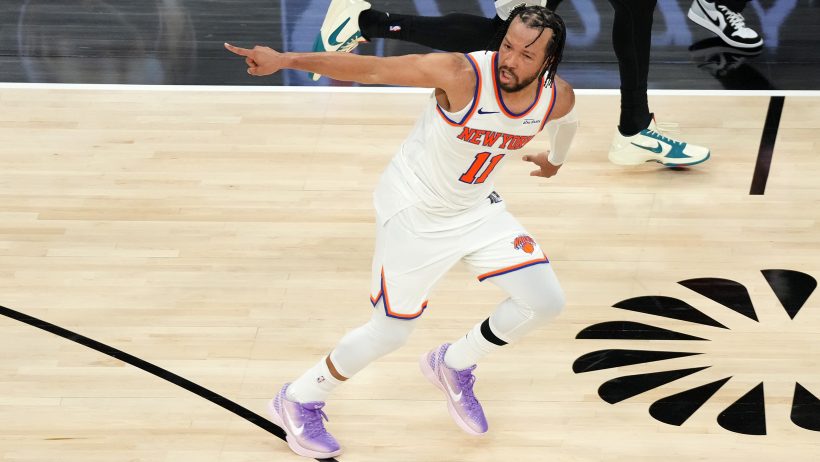 Jalen Brunson pointing