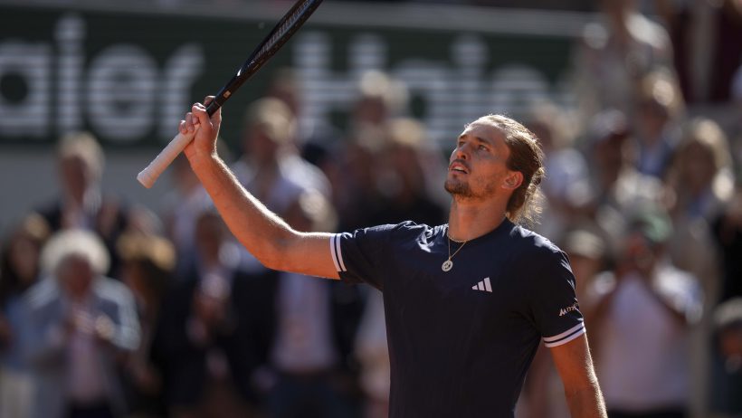Alexander Zverev celebrating a win in Roland Garros