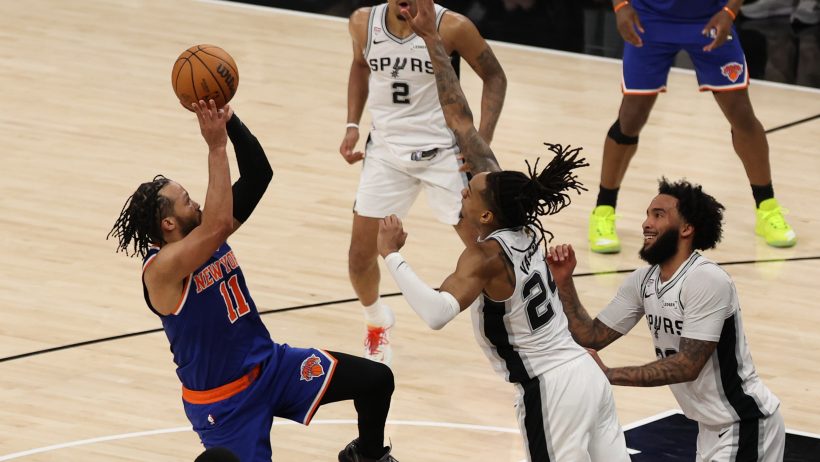 New York Knicks guard Jalen Brunson shoots a fadeaway