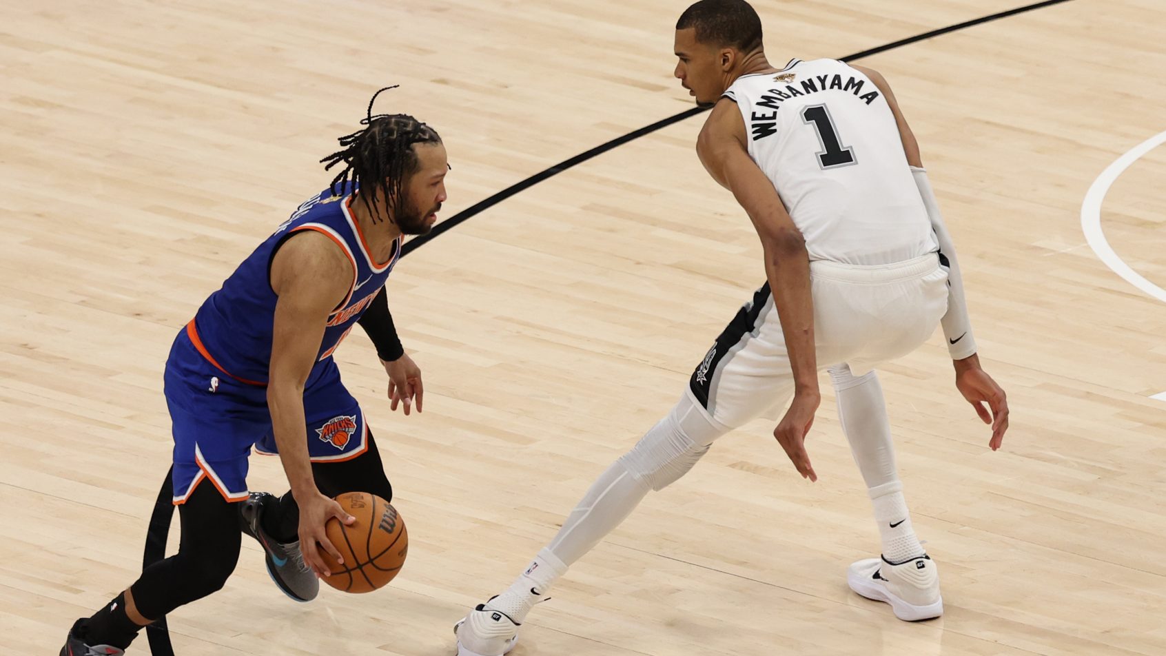 JALEN-BRUNSON-JOGADOR-NBA-NEW-YORK-KNICKS-CONTRA-VICTOR-WEMBANYAMA-SAN-ANTONIO-SPURS