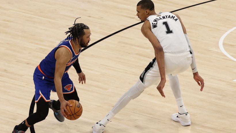 JALEN-BRUNSON-JOGADOR-NBA-NEW-YORK-KNICKS-CONTRA-VICTOR-WEMBANYAMA-SAN-ANTONIO-SPURS
