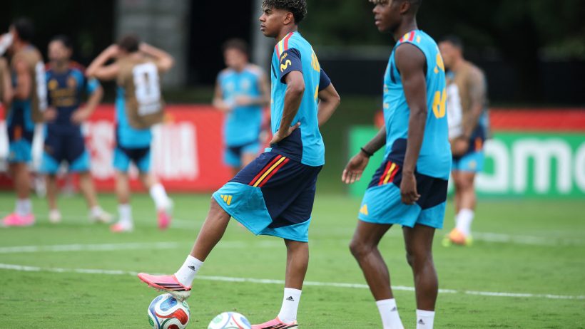 Spain's Lamine Yamal and Nico Williams during practice