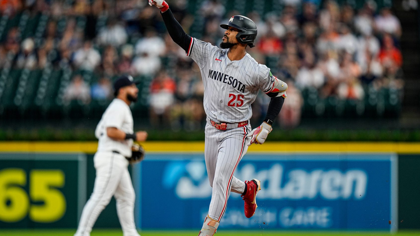 Byron Buxton pointing to crowd on HR trot