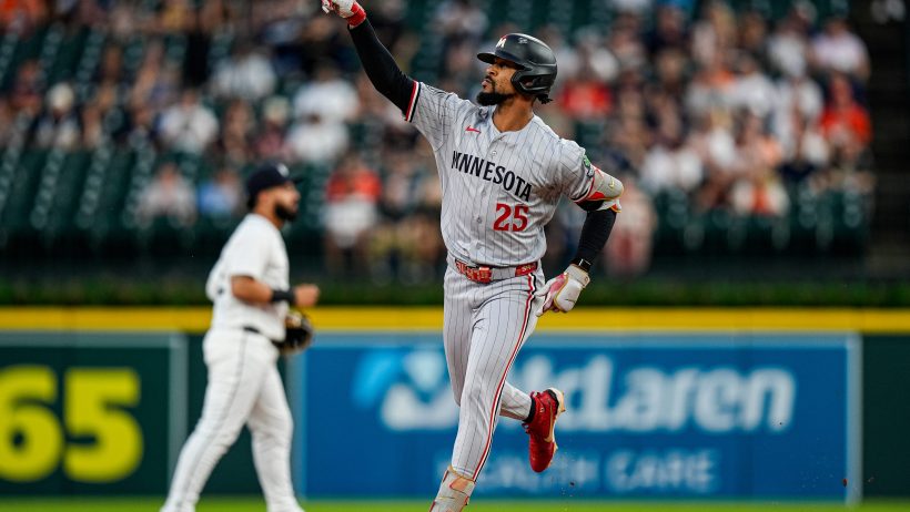 Byron Buxton pointing to crowd on HR trot