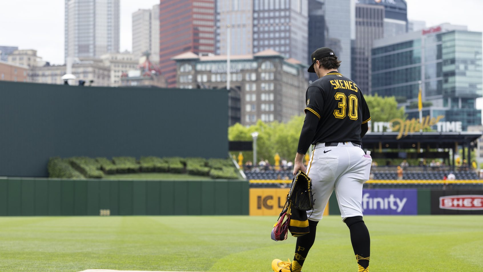 Paul Skenes walking to mound