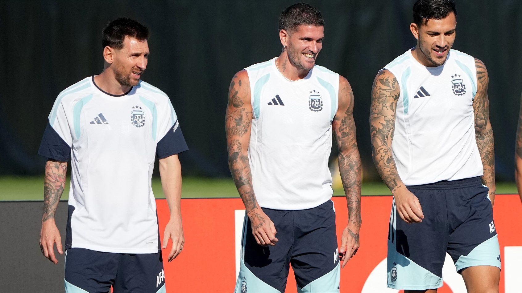 LIONEL-MESSI-RODRIGO-DE-PAUL-LEANDRO-PAREDES-SELECAO-ARGENTINA-COPA-DO-MUNDO