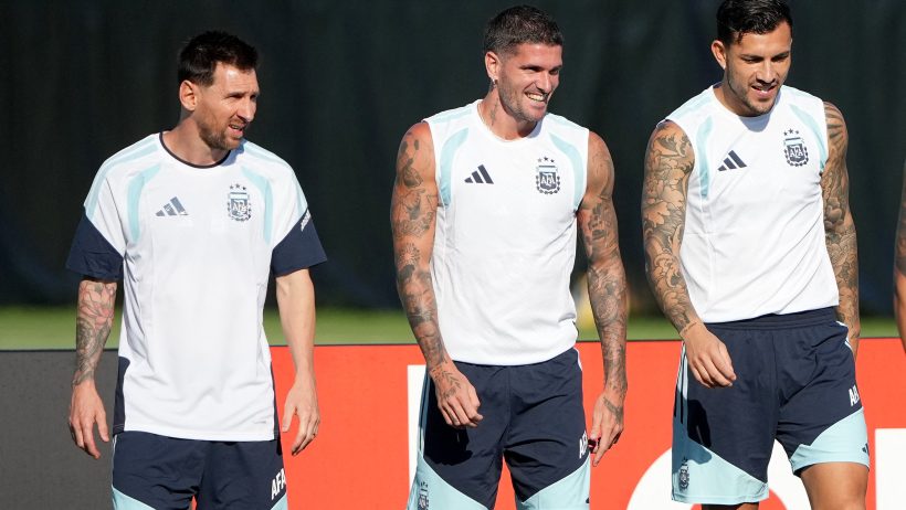 LIONEL-MESSI-RODRIGO-DE-PAUL-LEANDRO-PAREDES-SELECAO-ARGENTINA-COPA-DO-MUNDO