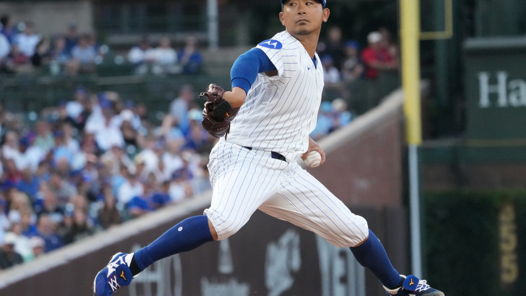 Shota Imanaga throws a pitch.