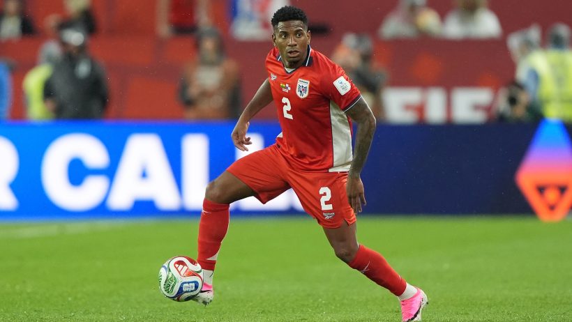 Panama defender Cesar Blackmon with the ball