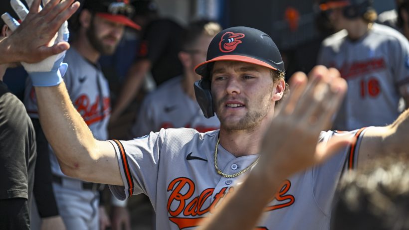 Gunnar Henderson hi-fives in dugout