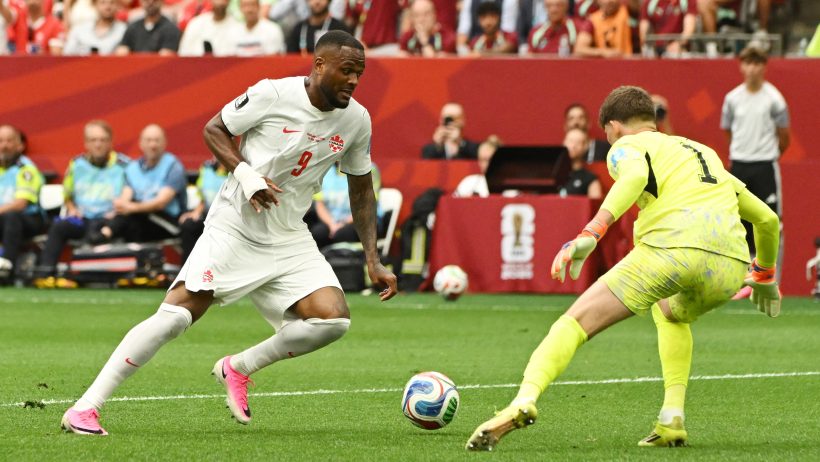 Canada strikier Cyle Larin one-on-one with Switzerland keeper Gregor Kobel